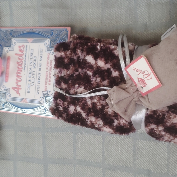 Aromasoles  Rose &Shea  Infused  Velvet Socks - Picture 2 of 7